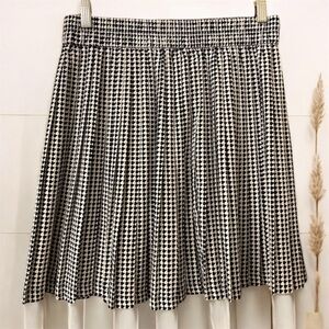 NWOT Banana Republic Pleated Skirt Size 6